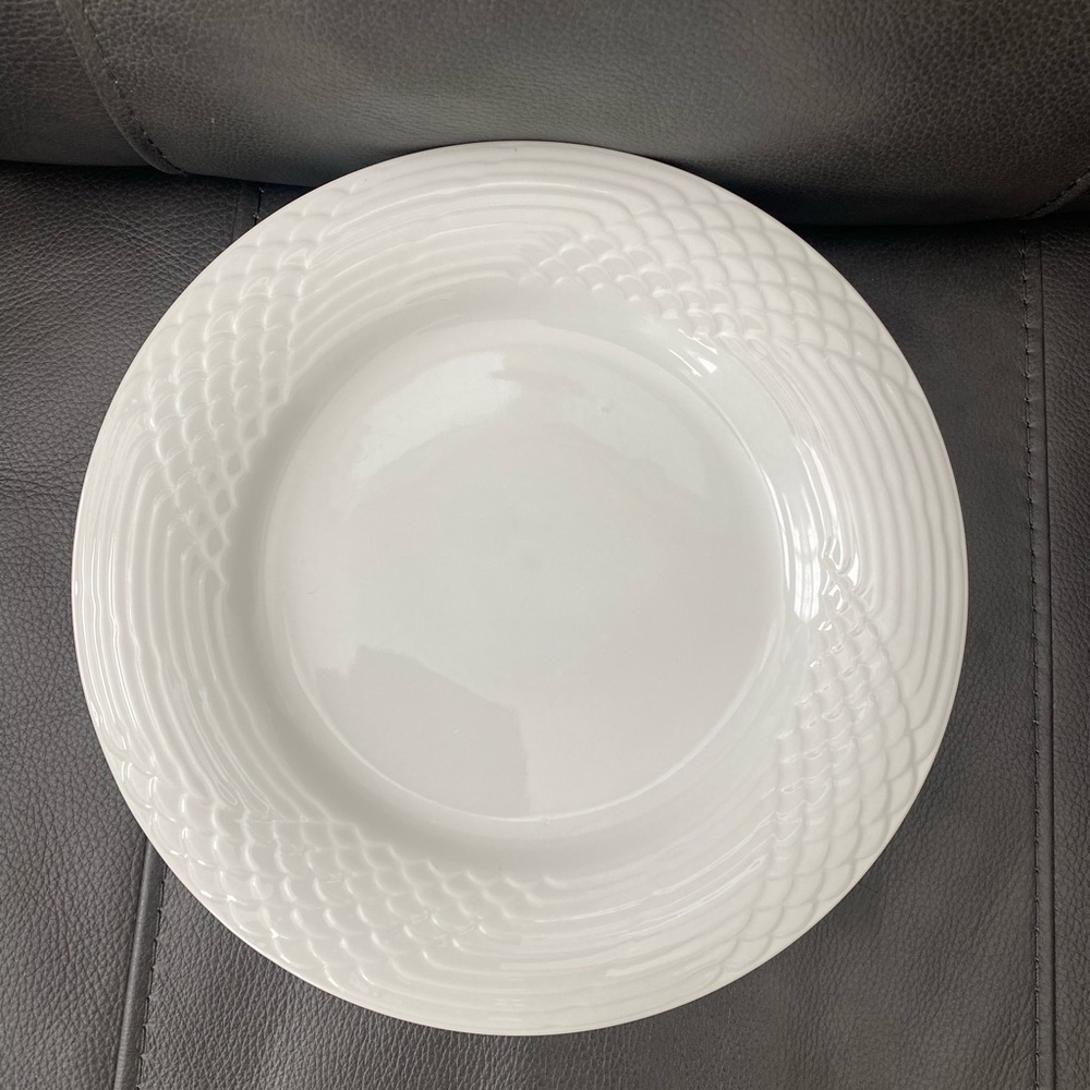 Lynn’s Fine China 10 1/8 inch Plates Set of 2 Made in China